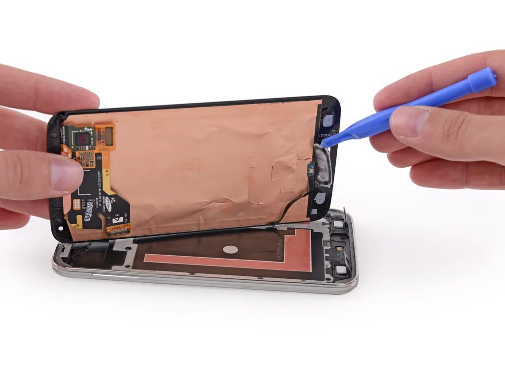 Заменить стекло на смартфоне цена. Шлейф экрана Samsung s5. Починить экран телефона. Дисплей смартфона. Починка экрана телефона.