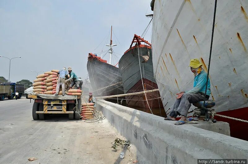 Грузчик в порту. Носильщики морского порта. Морские грузчики. Носильщики морского порта форма.