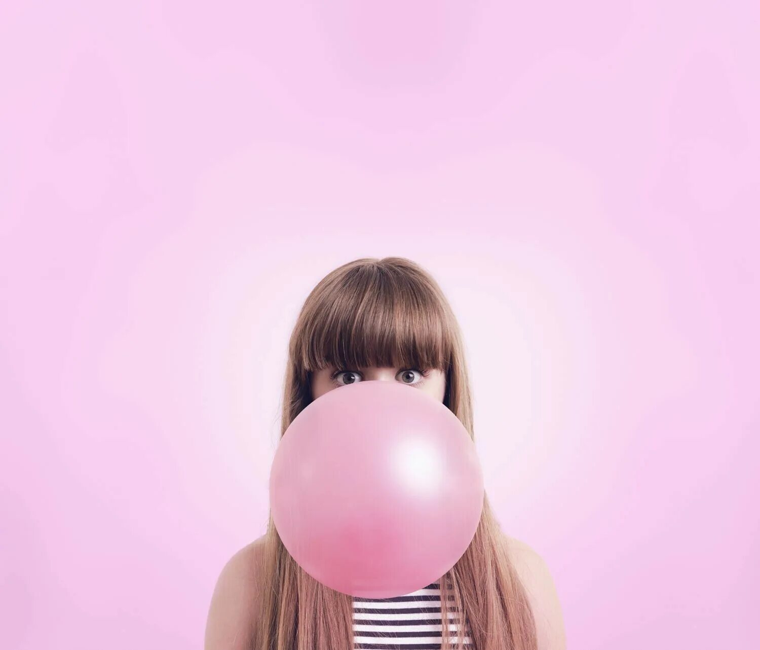 Женщина жвачка. Бабл гам жвачка пузырь. Надувает жвачку. Розовые пузыри. Надувает шарик.