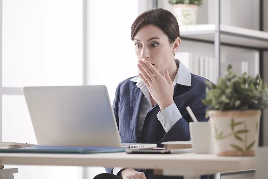 Трудности бизнеса. Сотрудник который исправляет ошибки. Сотрудники на работе. Отсутствие иллюстрация. Предприниматель устал.