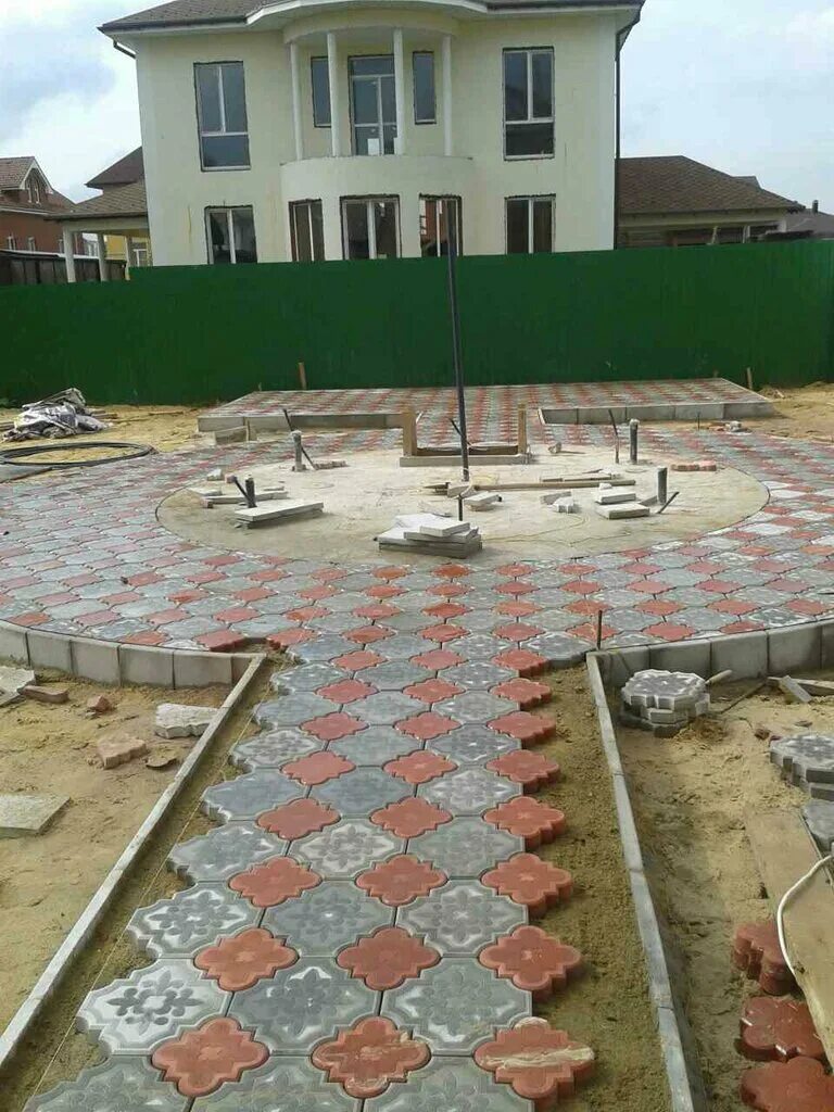 тротуарная плитка в коттедже. строительство плитка. строительство плитка. строительство плитка. укладка плитки на клей.