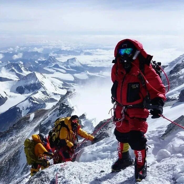 Сколько нужно подниматься на эверест. Эверест Джомолунгма альпинисты. Вершины: Джомолунгма (Эверест), Эльбрус.. Эверест гора восхождение. Альпинист восхождение на Эверест.
