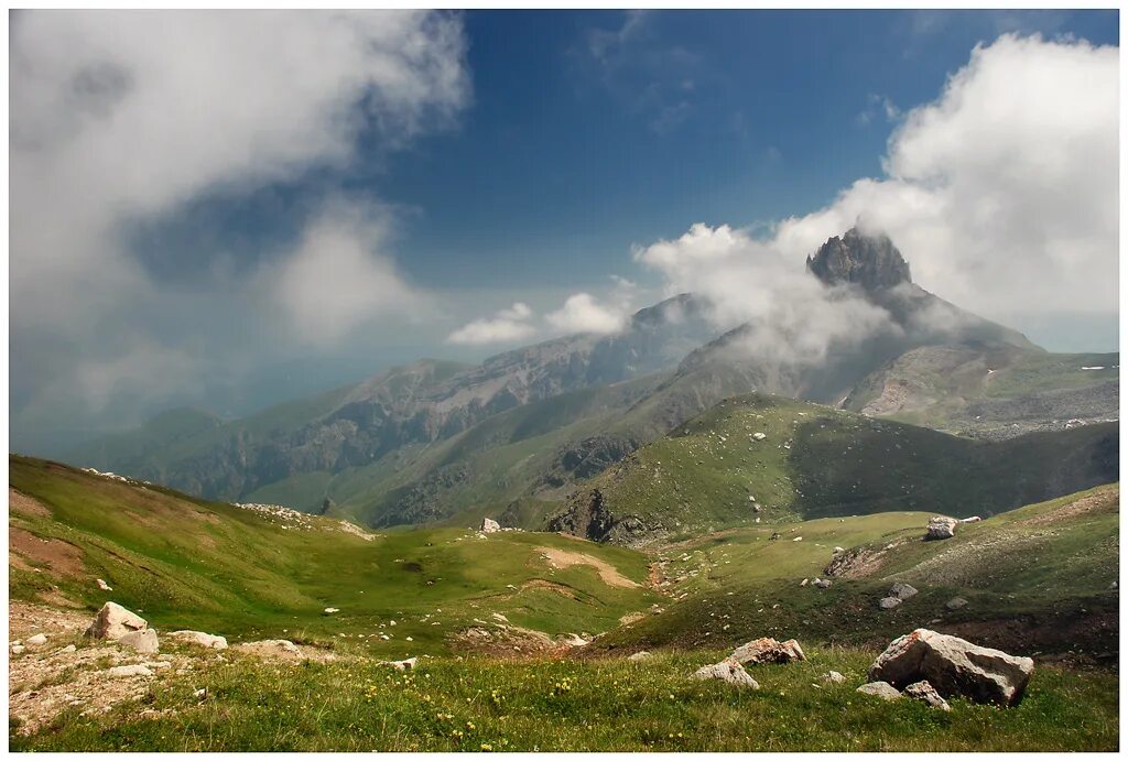 Война в южной осетии в 2008г. Жизнь в осетии. Цхинвал южная осетия природа. Фиагдон даргавс. Башенный комплекс эгикал в ингушетии.