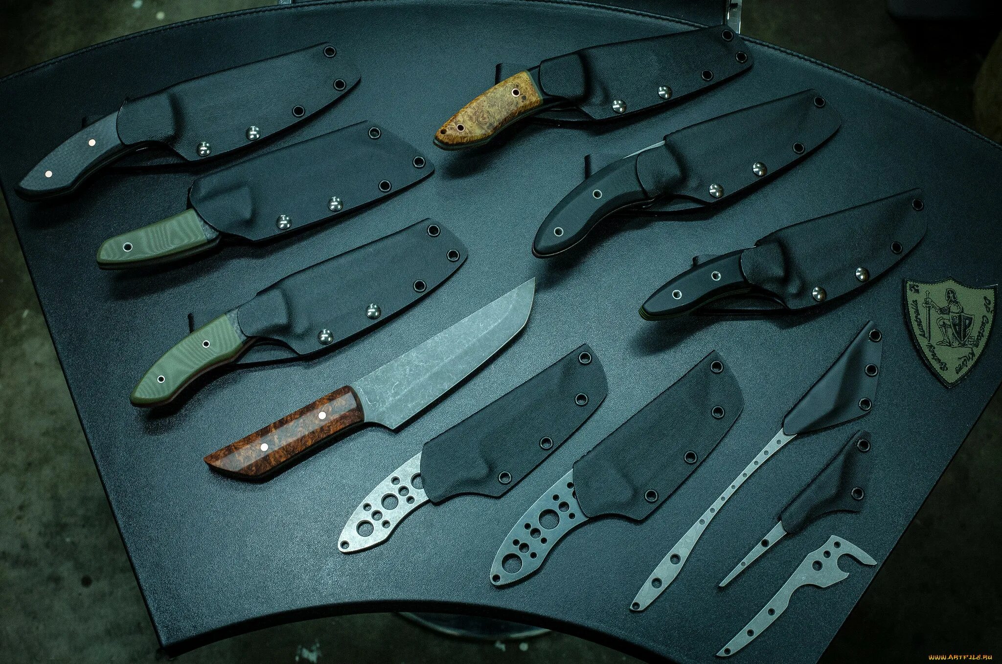 Ножи. Разные ножи. Много ножей. Холодное оружие ножи.