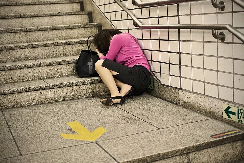 Девушка притворяется спящим. Уставшие японцы на улице. Девушка валяется на улице.