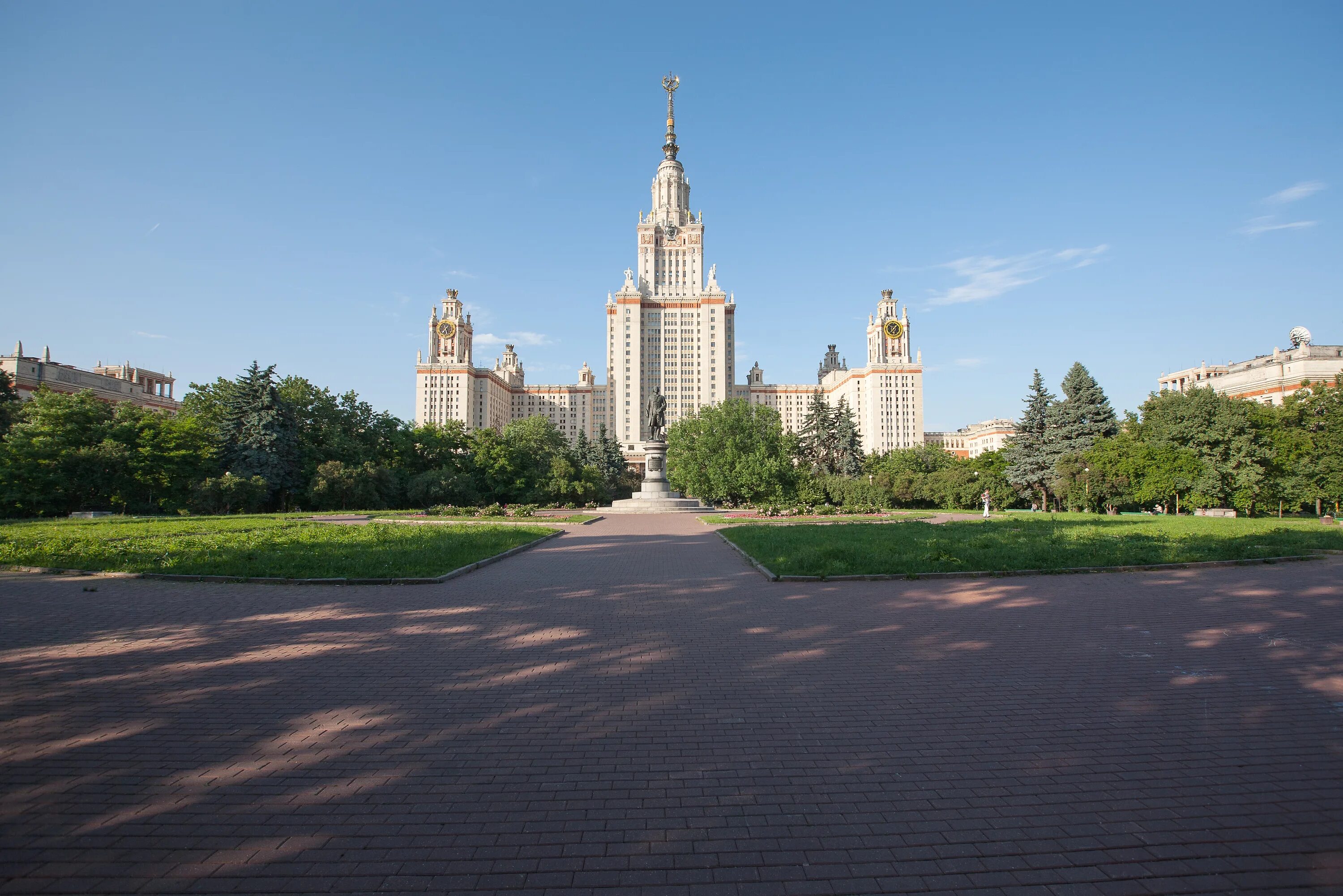 Площадь мгу. Мгу площадь территории. парк перед мгу. сквер мгу москва.
