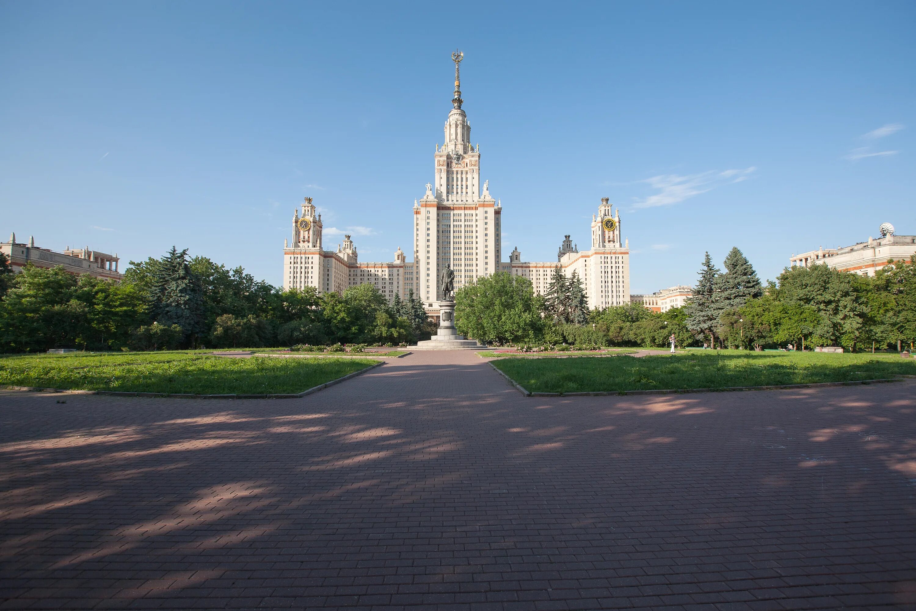 Молод мгу. Площадь МГУ. МГУ площадь территории. Парк перед МГУ. Сквер МГУ Москва.