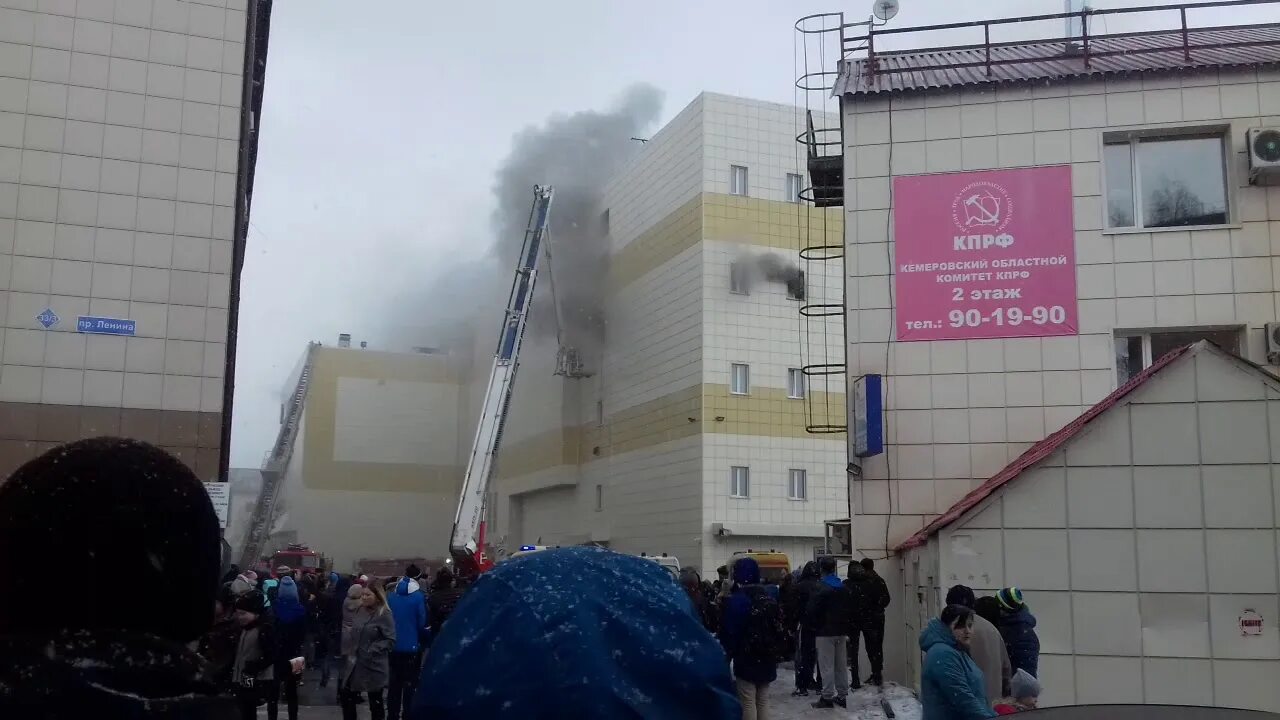 Кемерово торговый комплекс зимняя вишня. Сгоревшая зимняя вишня. Пожар в торговом центре «зимняя вишня» пожары в россии. Горит окно на сегодня. Мчс зимняя вишня.