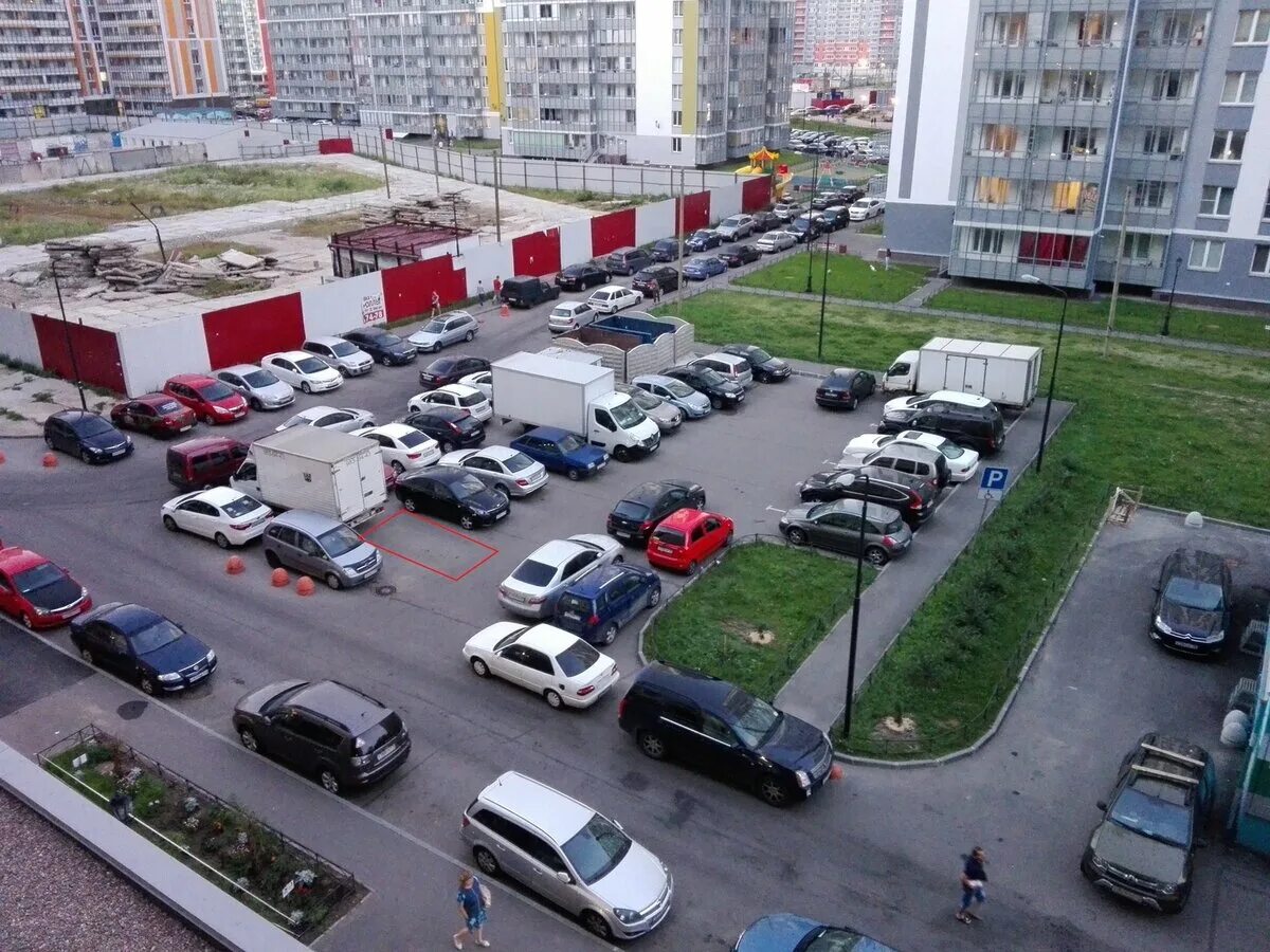 парковка во дворе. фура во дворе. коммерческий транспорт во дворах. парковка в многоквартирном доме. стоянка самосвалов.