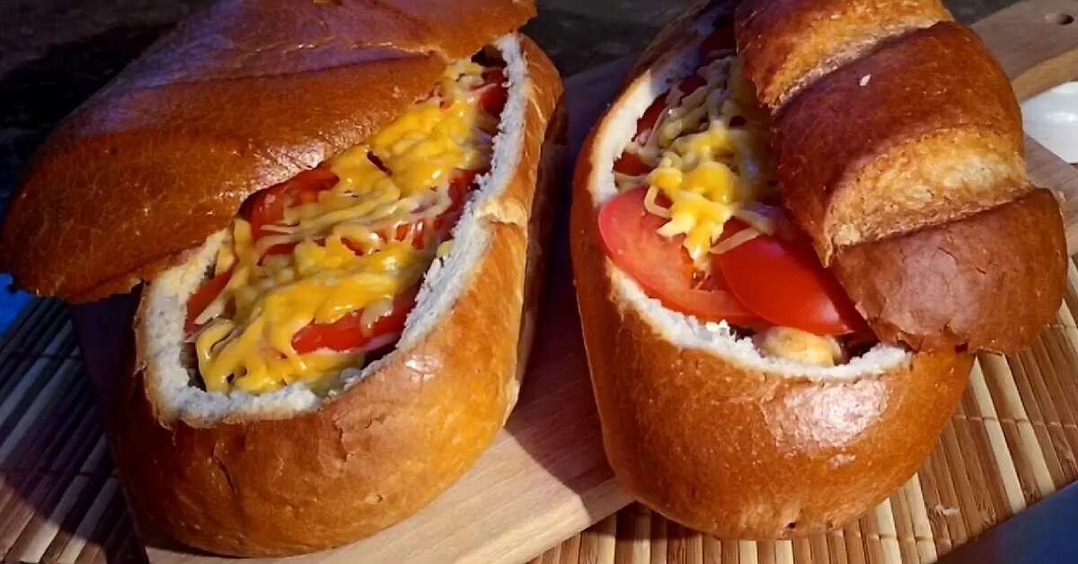 Батон с начинкой. Батон с начинкой. Фаршированный батон. Фаршированный батон в духовке. Батон с начинкой в духовке.