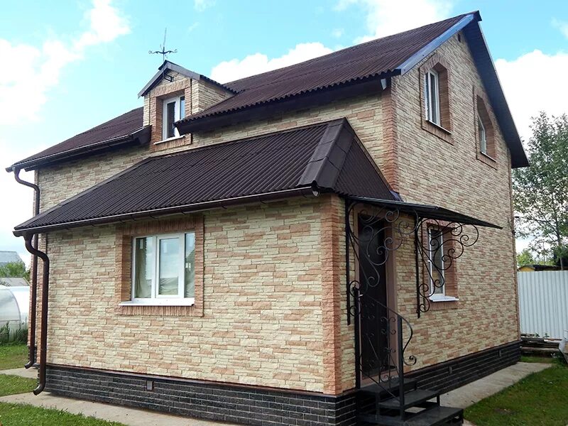 Сайдинг nailite stacked stone. Отделка дома сайдингом. Сибирская дранка сайдинг. Наружная отделка. Отделка домов снаружи.