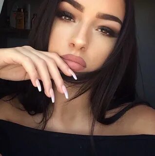 Селфи красивой брюнетки