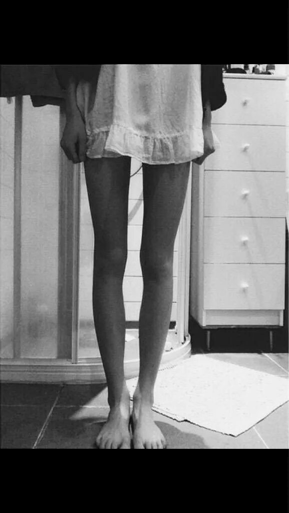 Почему ноги худые. Thigh gap худые. тонкие ноги. худые ноги анорексички.