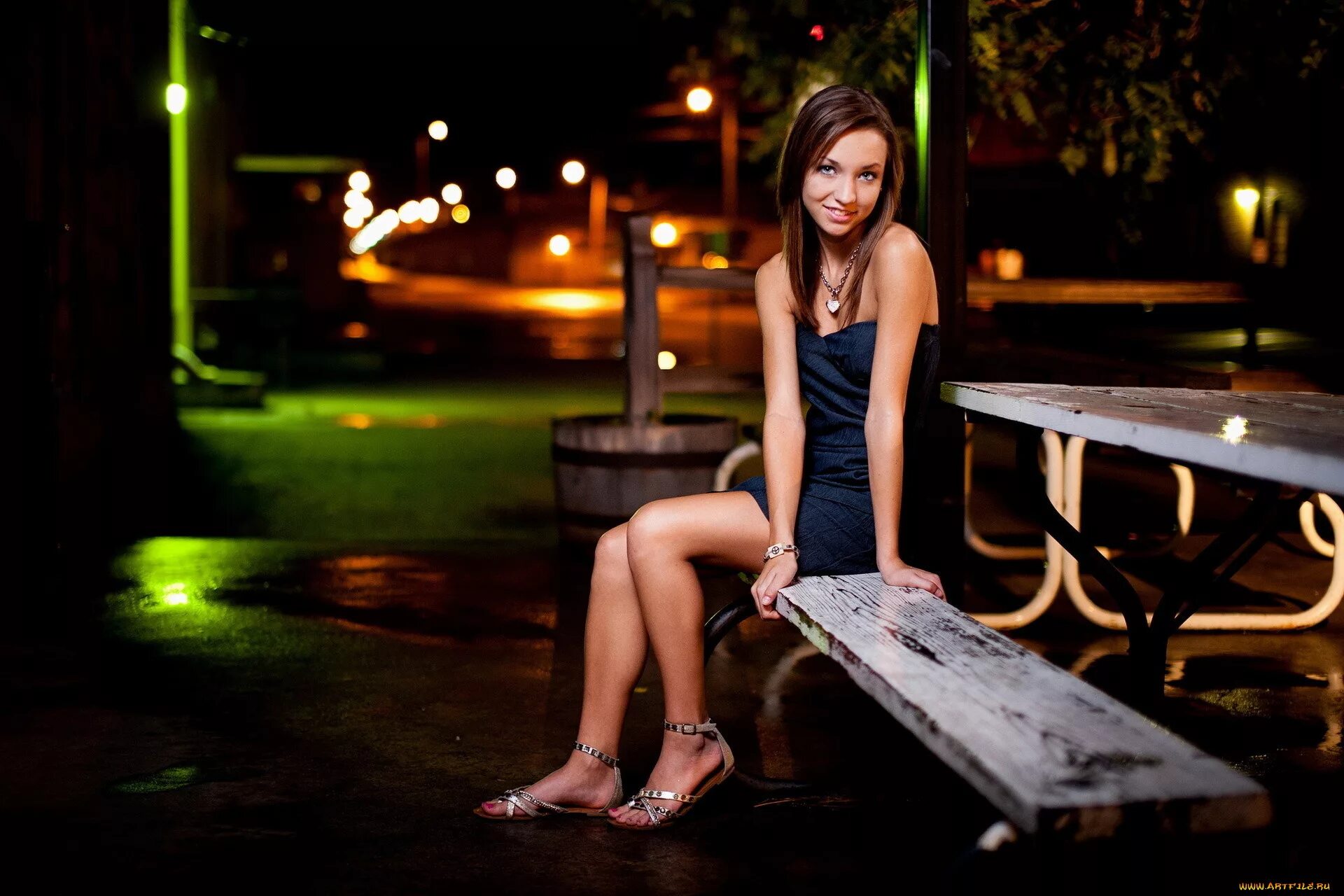 Девушка брюнетка на мосту. Девушка и ночь. Девушка вечером. Модель кэтрин тимохина. Фотосессия на фоне ночного города.