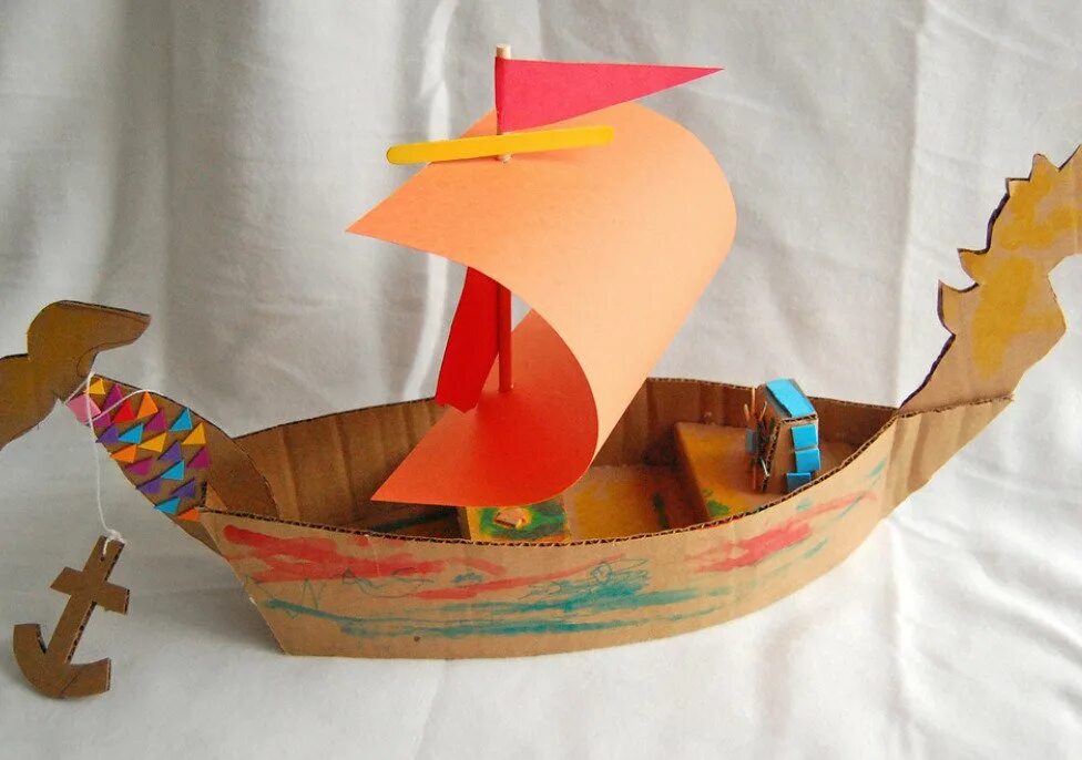 Корабль в детском саду своими руками. Корабль из картона. Поделка кораблик из бумаги. Парусник из картона. Поделка корабль из картона.