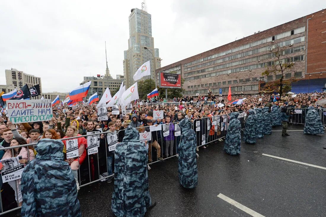 Митинг у Кремля. Митинги в Москве 2019. Бунты в России. Митинг Сахарова Соболь. Покажи митинг