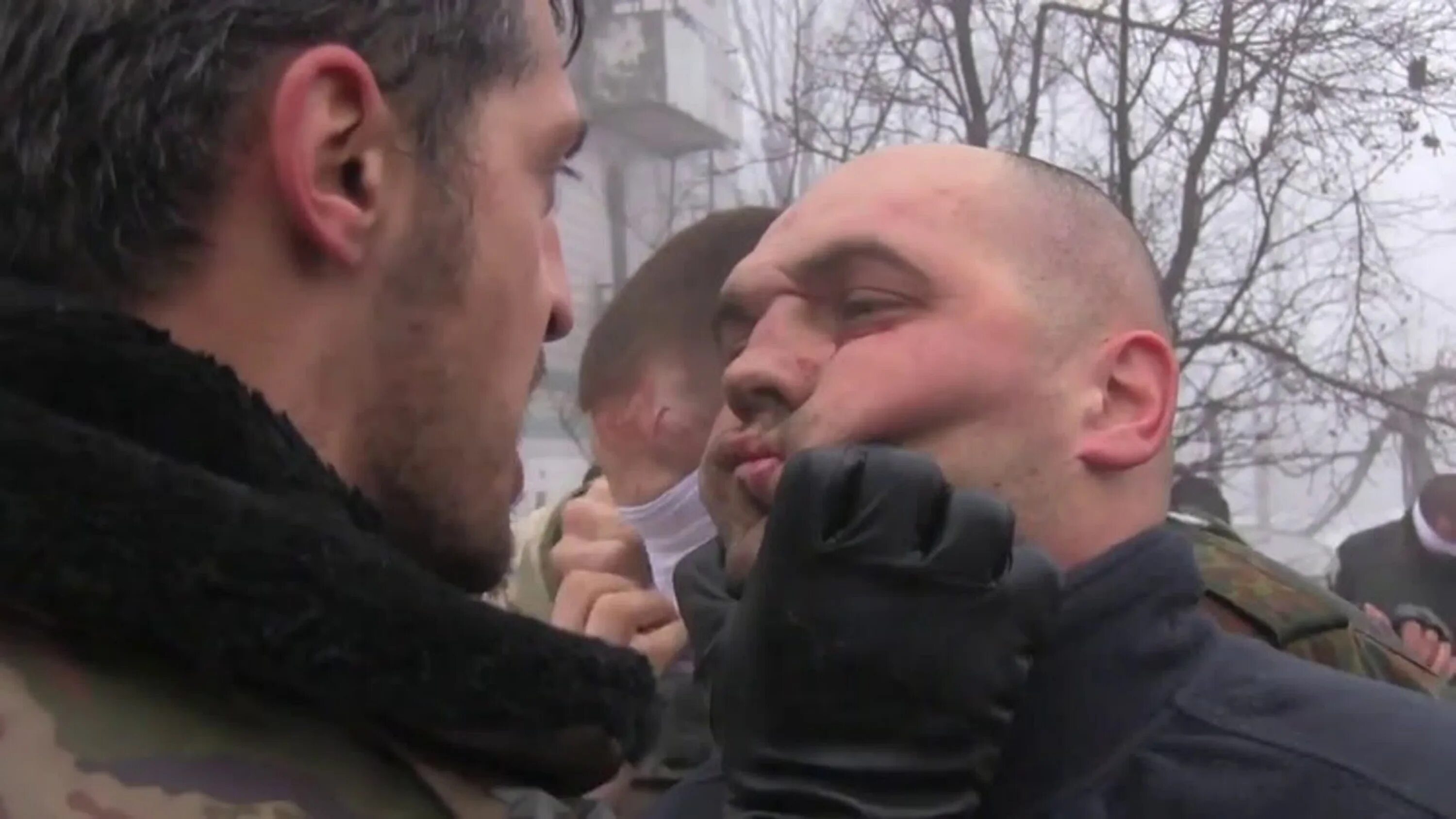 Гиви донбасс. 2014 гиви сомали. Гиви допрашивает пленных всу. Ахмед дудаев чгтрк 2022. Гиви берет.