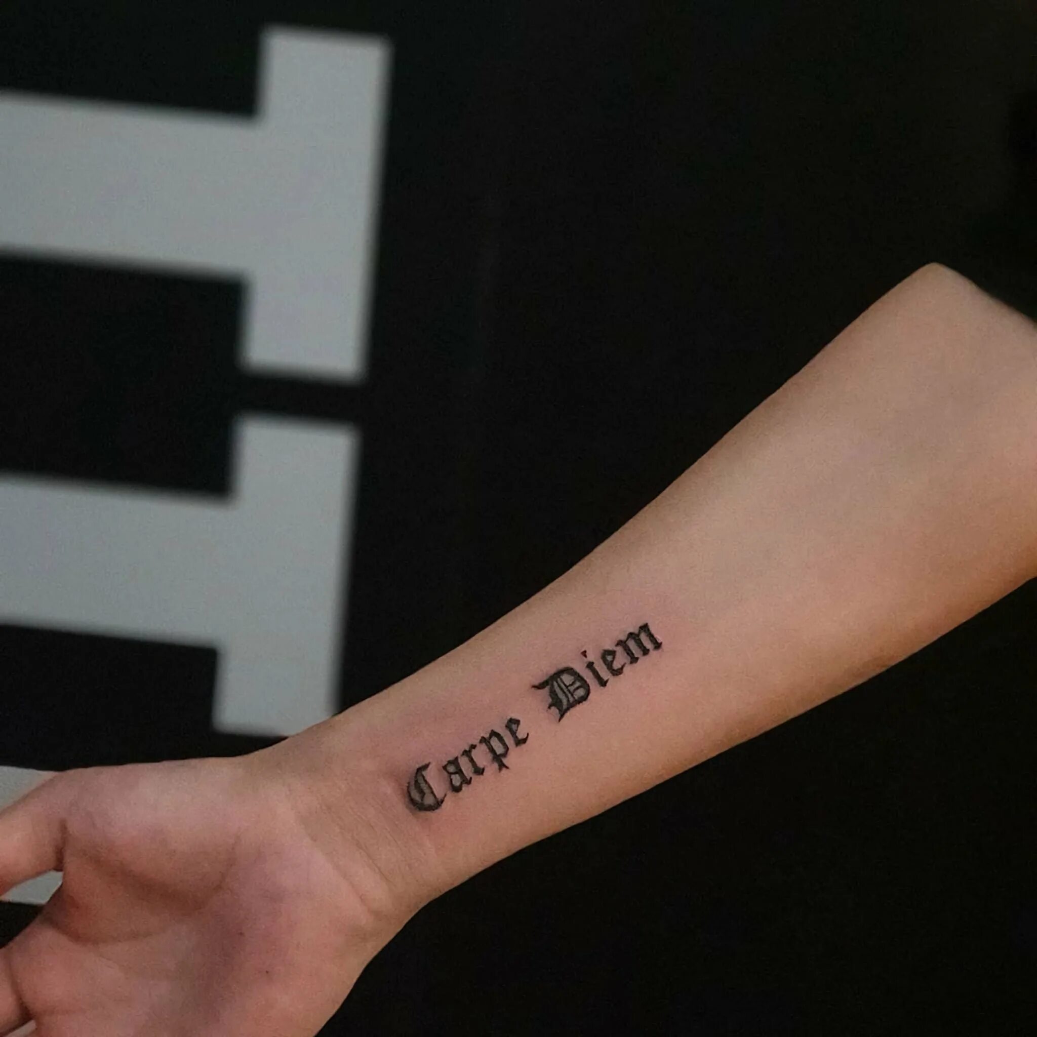 тату надписи. тату надписи для мужчин. тату надпись на руке. татуировки надписи на латыни. надписи на руках на латыни.