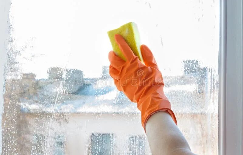 Мыла окно сонник. Мытье окон. Моем окна. Губка для мытья окон. Рука моет окно.