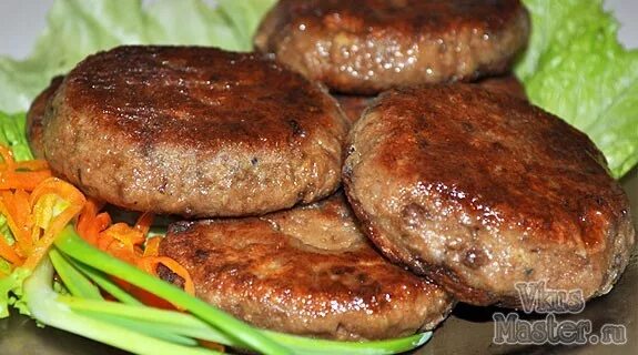 печенка с картошкой. печеночные биточки из куриной печени. печеночные котлеты. печеночники из говяжьей печени. жареная картошка с печенью.