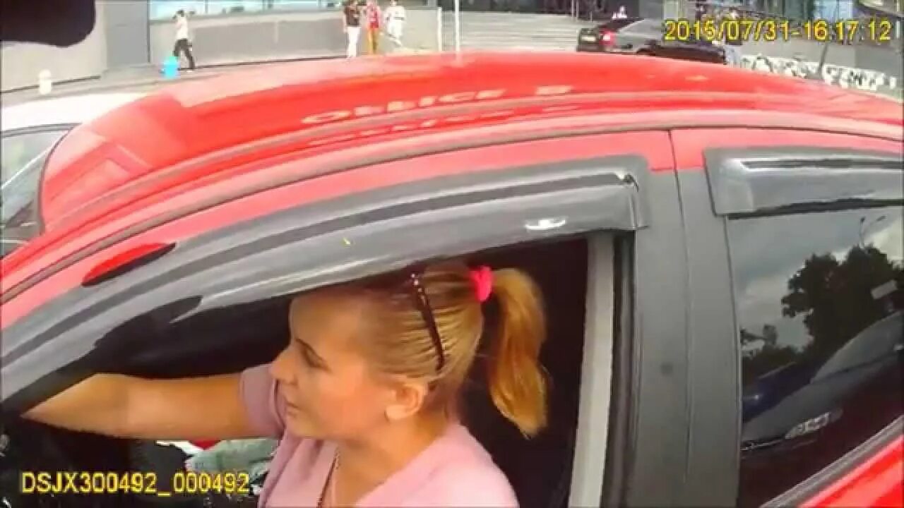 Бабы за рулем видео. Женщина за рулём приколы. приколы про девушек за рулем. девушка за рулем смешные картинки. про это женщины показывают за рулем видео.