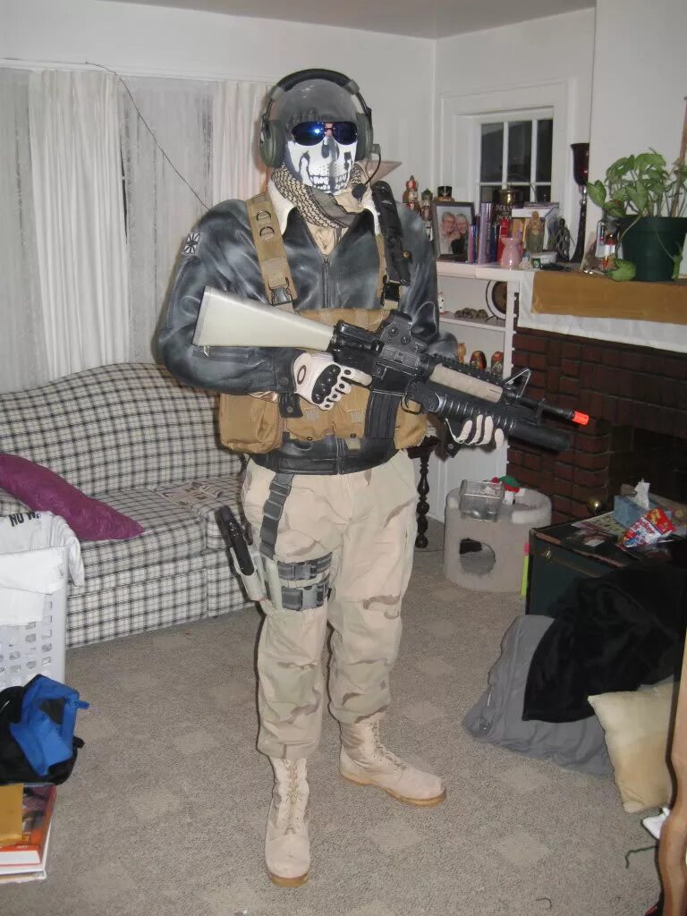 Косплеер гоуста. Костюм Гоуста из Call of Duty Modern Warfare 2. Ghost mw2 страйкбол. Снаряжение Гоуста из Call of Duty. Куртка Гоуста из Call of Duty Modern Warfare 2.