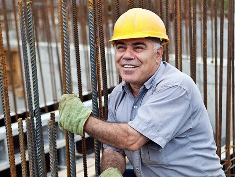 арматурщики монолитчики. требуются каменщики. каменщики вахта. строительные профессии. строитель накладывающий кирпичи.