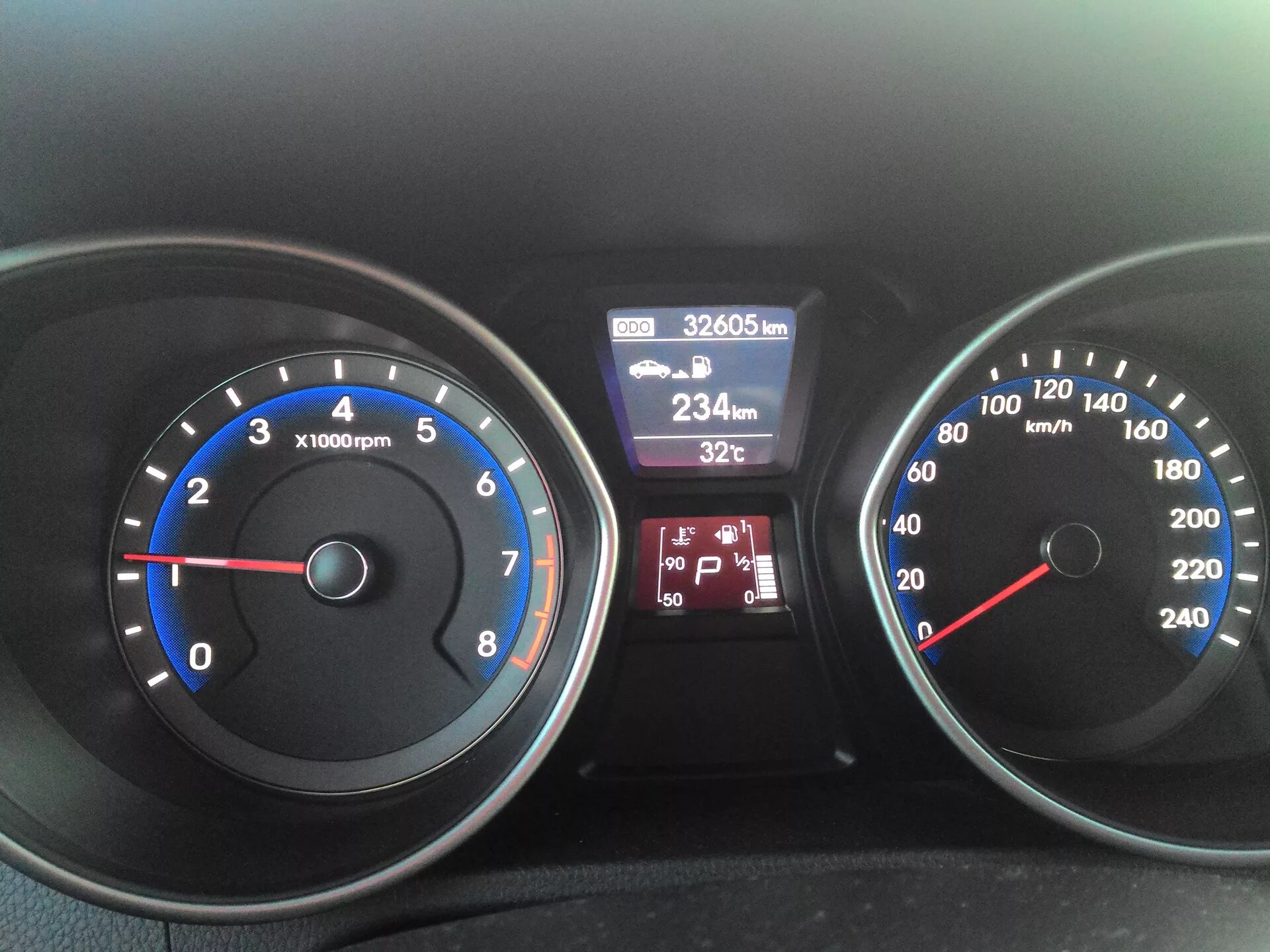 Датчик температуры солярис. Датчик температуры Hyundai i30. Индикатор температуры Hyundai Solaris. Бортовой датчик температуры Хендай i30. Шкала температуры двигателя на солярисе 2012.