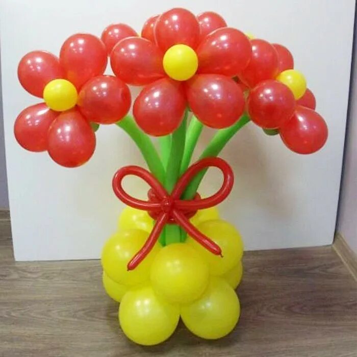 Ваза с шарами. Цветы из шаров. Букет из воздушных шариков. Сцеты из шаров. Цветочки из шариков.