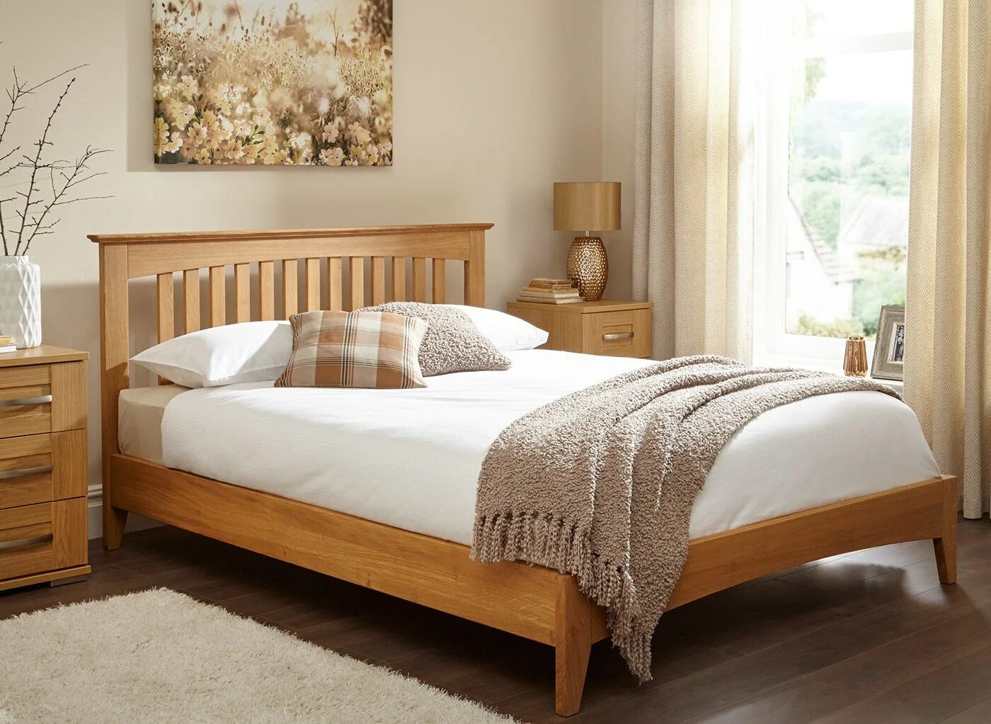 Изголовье кровати из дерева. Кровать с деревянным изголовьем. Деревянная кровать с деревянным изголовьем. Кровать с деревянной спинкой. Спальня с деревянной кроватью.