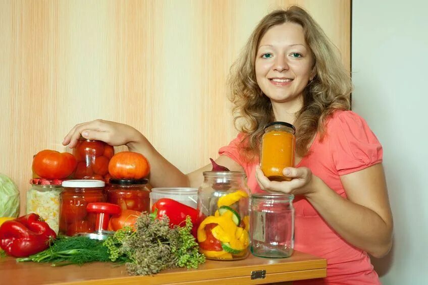 консервирование урожая. женщина с заготовками. заготовки женщин. женщина с консервацией. девушка и закрутки заготовки на зиму.