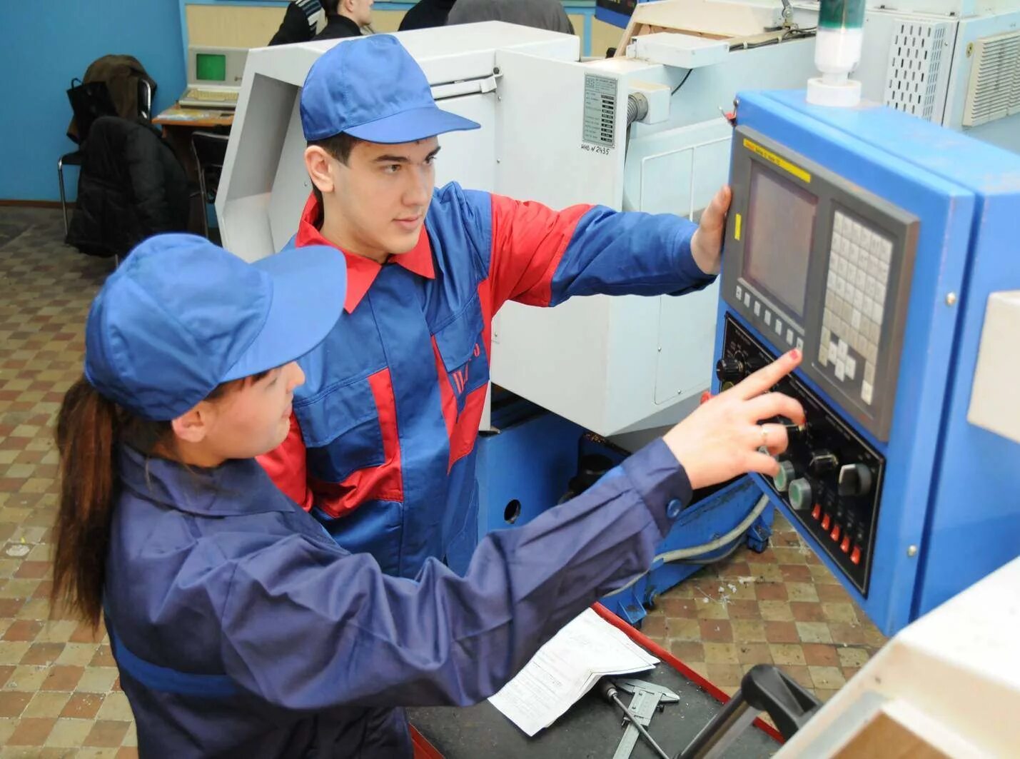 Организация труда на производственном участке. Пуско-наладка оборудования. Работник завода. Монтаж и техническая эксплуатация промышленного оборудования. Технические профессии.