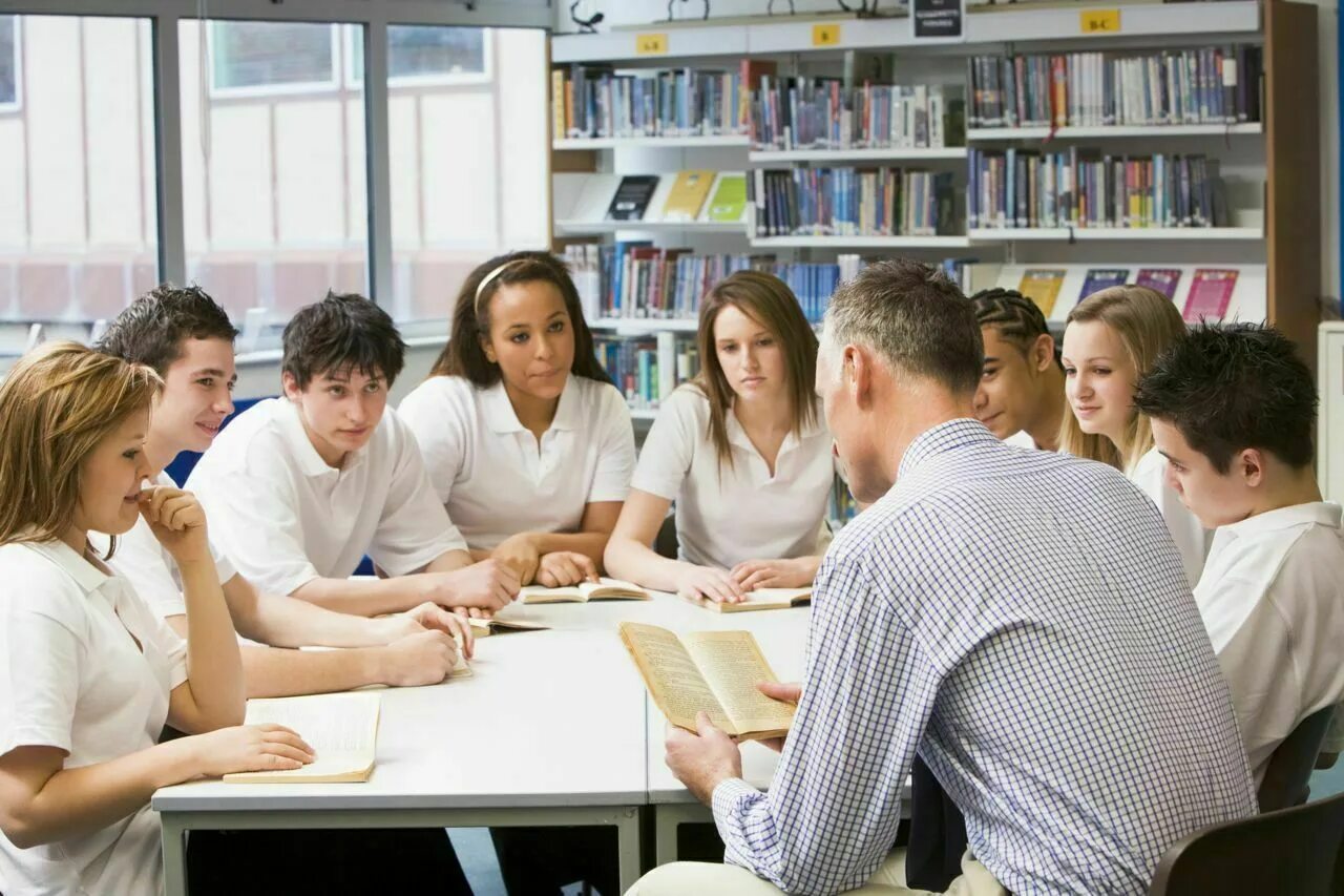 Students interview. Беседа с учениками. Педагог и студент. Учитель и студенты. Беседа учителя с учеником.