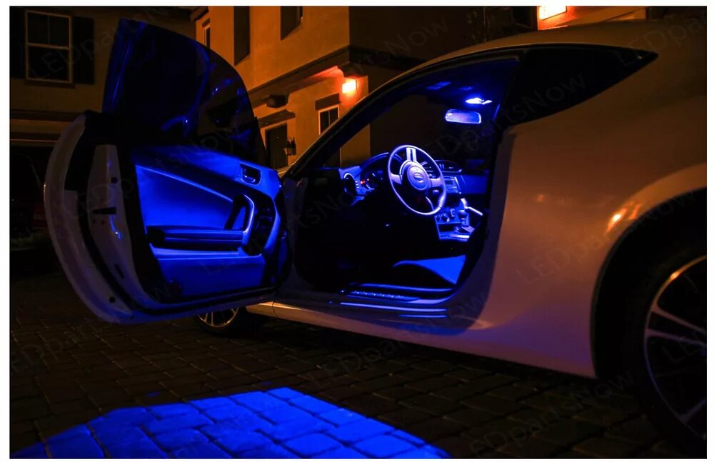 Включи лайт подсветку. Форд Мустанг подсветка салона. Led подсветка Nissan Juke. Подсветка салона автомобиля. Подсветка в машину.
