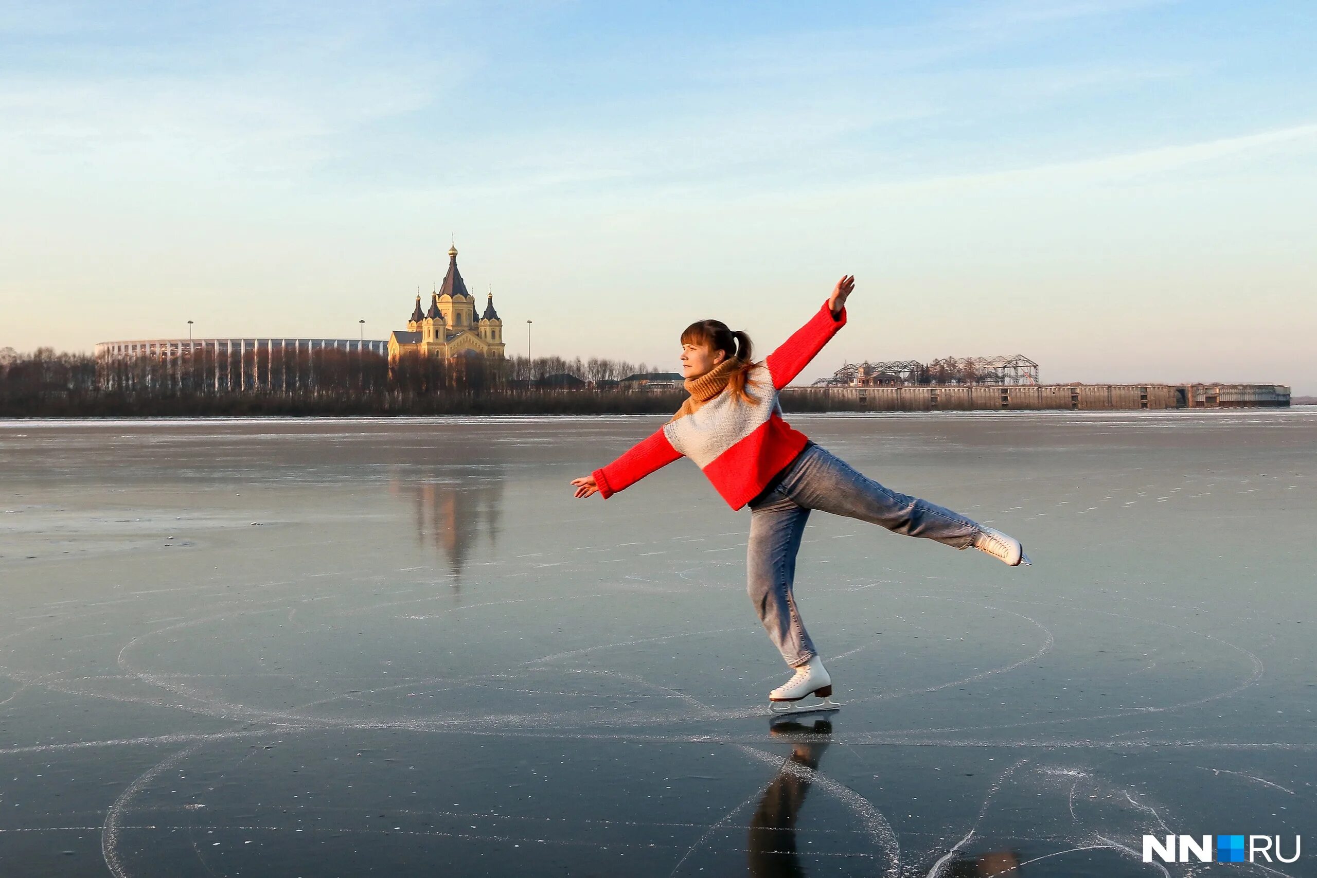 парк швейцария нижний новгород зимой 2022. кремлевская стена великий новгород ватрушки. где покататься в новгороде. великий новгород кремль зима. кремль великий новгород зимняя горка.