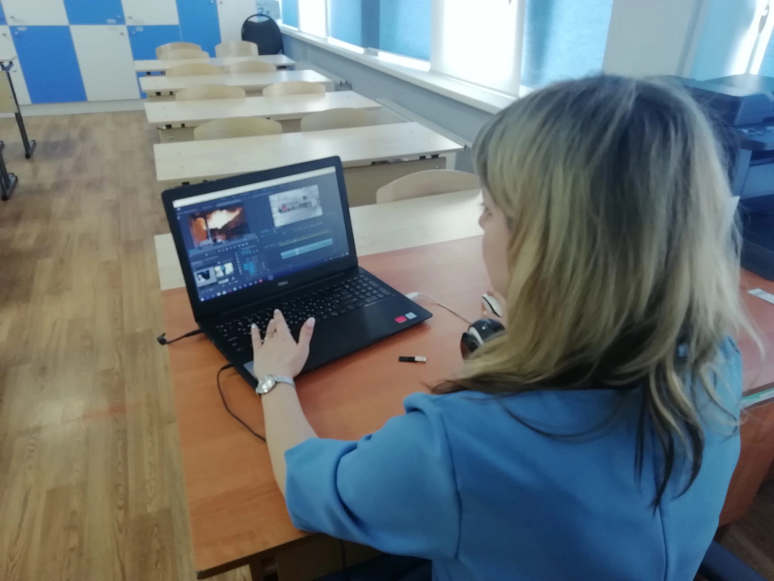 Ученик дистанционное образование. Дистанционные занятия в школе. Дистанционное обучение камеры. Белый человечек с компьютером. Педагог за компьютером.