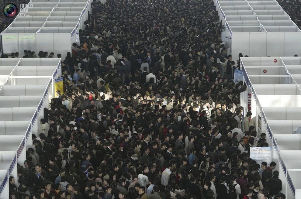 Ярмарка толпа людей. Китай перенаселение. Миллиард людей. Соискатели мест на Ярмарке в Китае. На земле 7 миллиардов человек