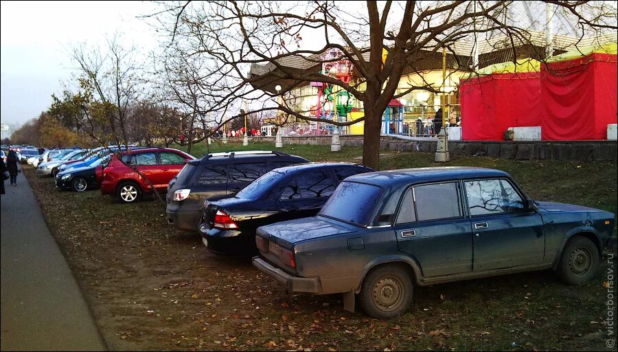 парковка у цирка на вернадского. парковка рядом с цирком. парковка рядом с цирком. стоянка около цирка екатеринбург. парковка у цирка екатеринбург.
