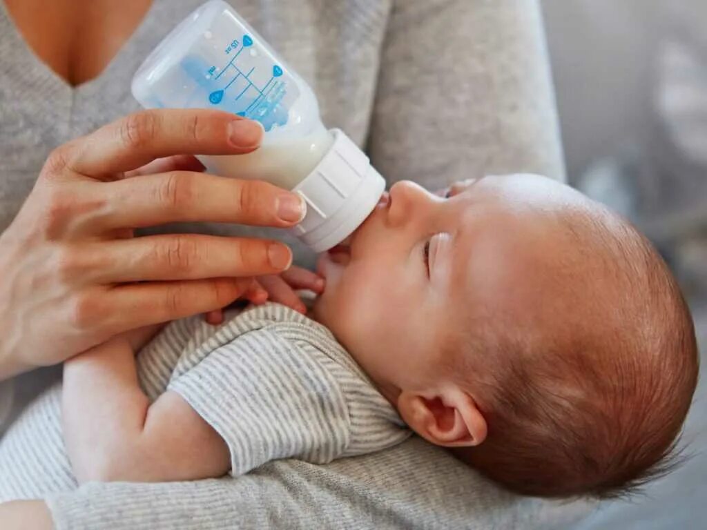 Кормление из бутылочки новорожденного. Кормление из бутылки. Грудное молоко. Кормление молоком.