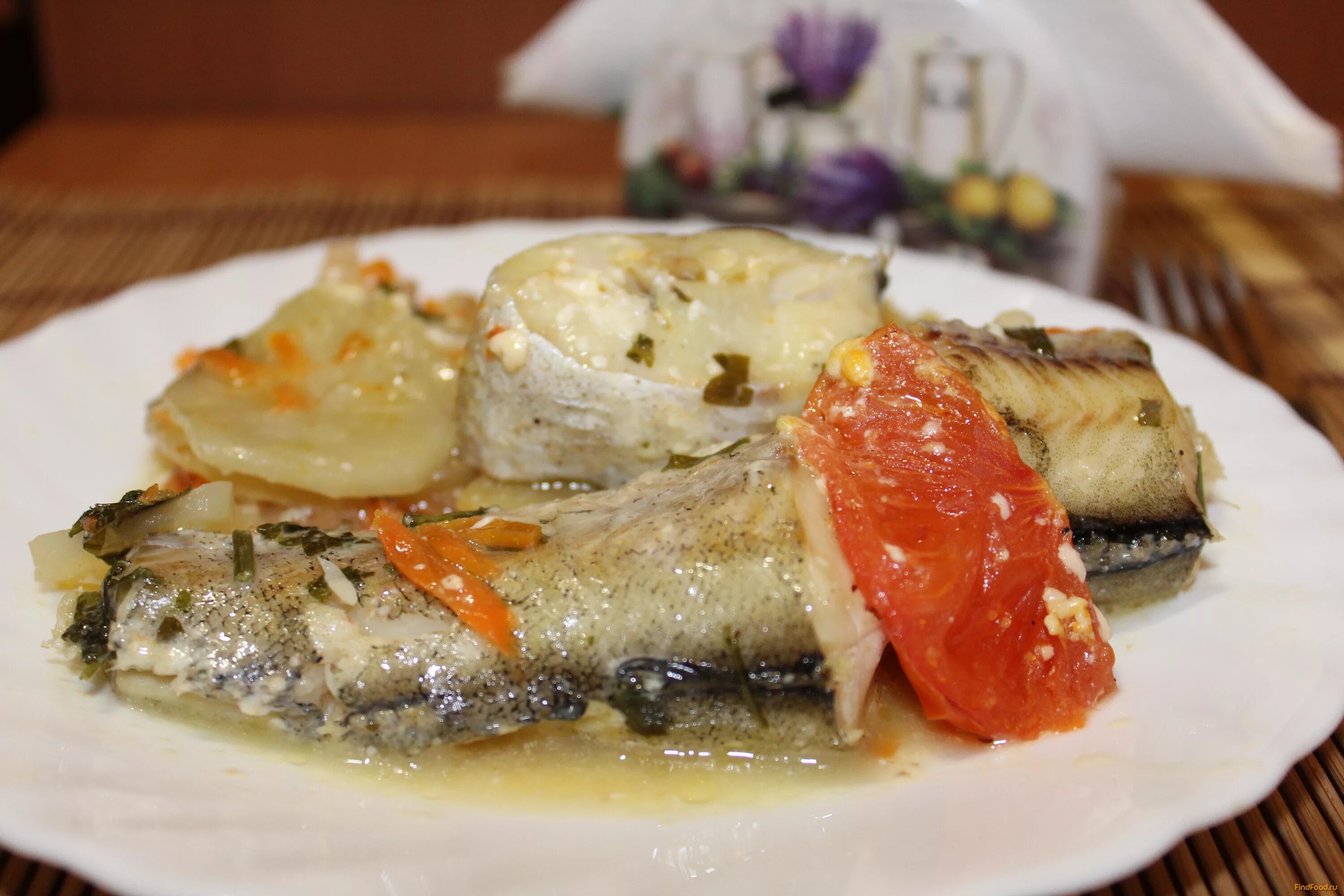 Рыба запеч с овощами. Рыба с овощами в духовке. Рыба запечённая в духовке с овощами. Треска с овощами. Минтай с овощами.