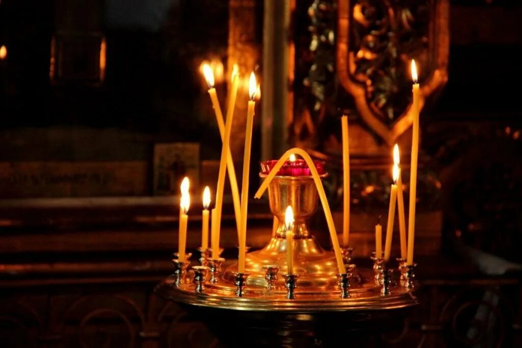 В церкви горят свечи. Свечи в храме. Свечи в православном храме. Лампада в церкви. Горящие свечи в храме.