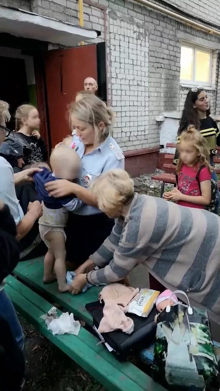 Спасли ли. Несовершеннолетние без присмотра. Сотрудник полиции спасает ребенка. Опасная мать.