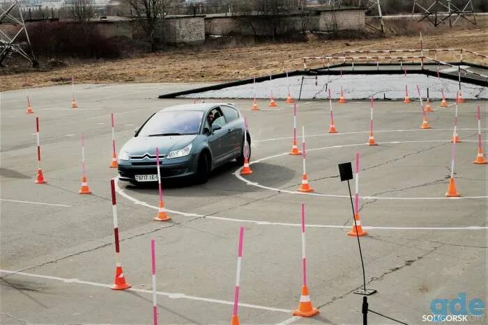 Автошкола автомобилист. Курсы вождения. Машина на автодроме. Учебные машины в автошколах. Воа автошкола липецк площадка.