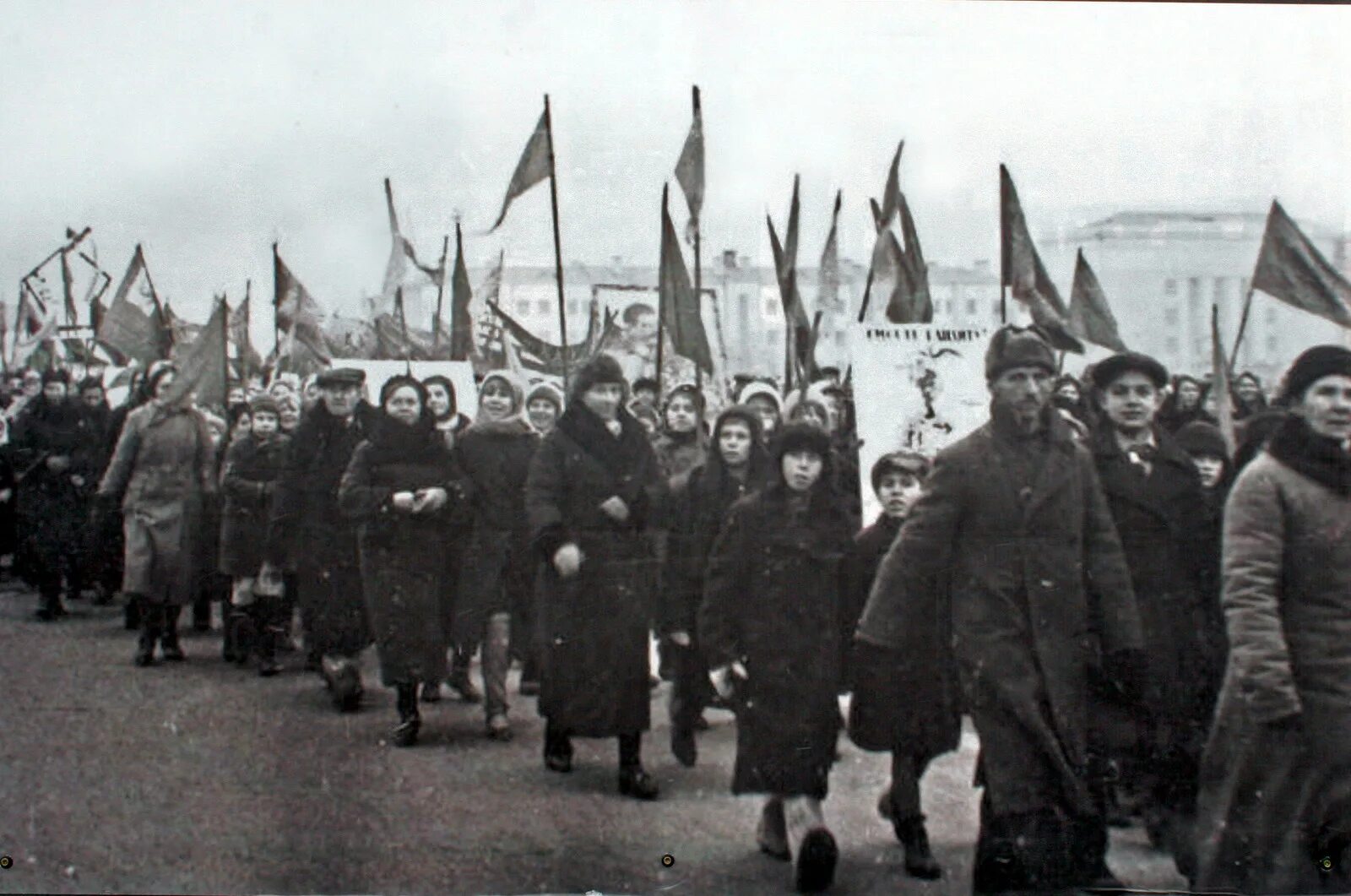 Парад Куйбышев 1941. 7 Ноября 1941г парад в Куйбышеве. Парад 7 ноября 1941 года в Куйб. Парад в Куйбышева 7 ноября 1941.