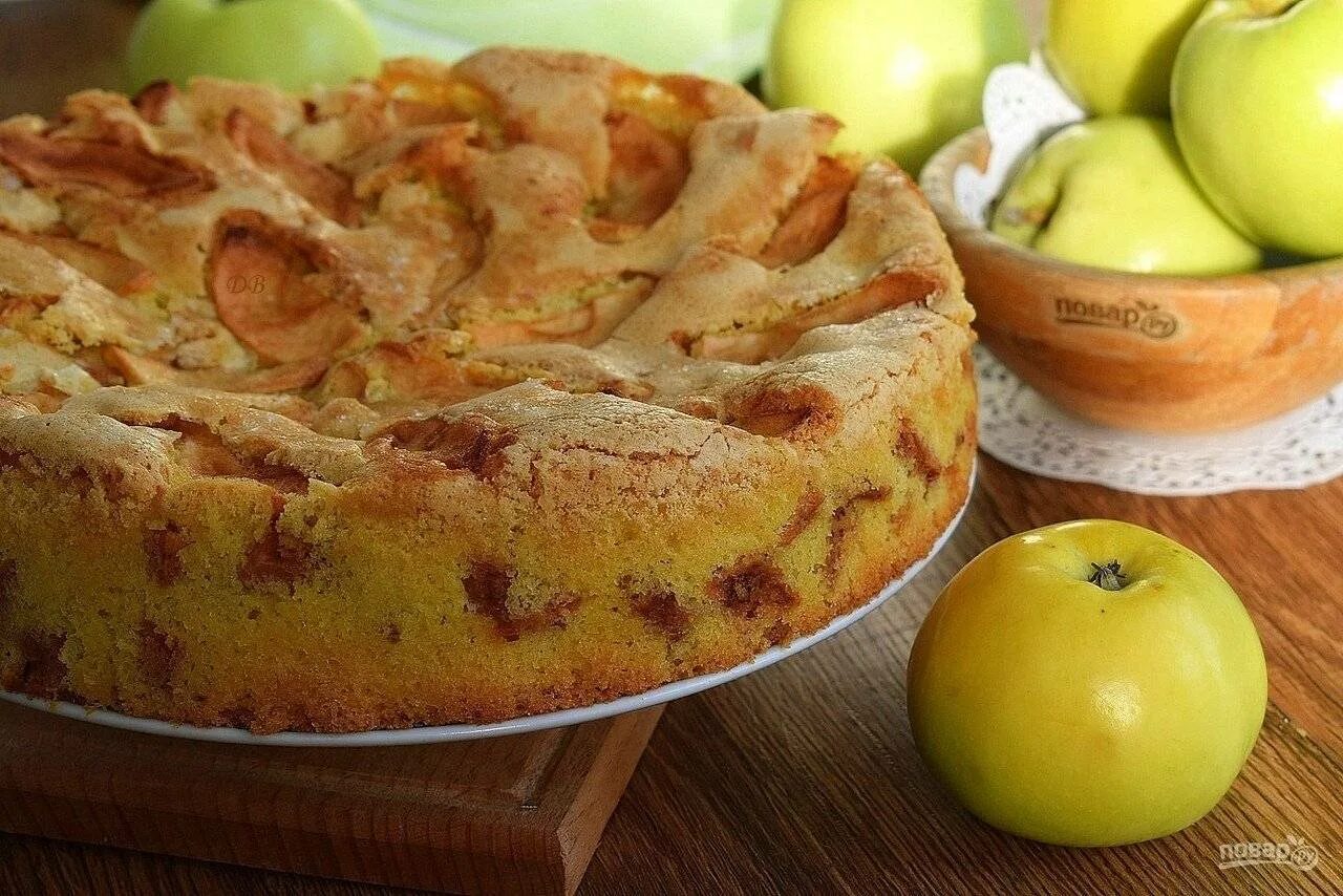 Рецепт самого вкусного пирога. Шарлотка с яблоками Юлии Высоцкой. Шарлот яблочный. Пирог шарлотка с яблоками. Пироги шарлотка с яблоками.