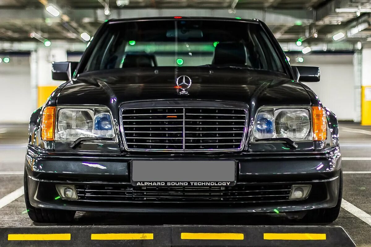 Почему назван мерседес. Мерседес w124 e500. Мерседес e500 волчок. Mercedes w124 волчок. Мерседес w124 500.