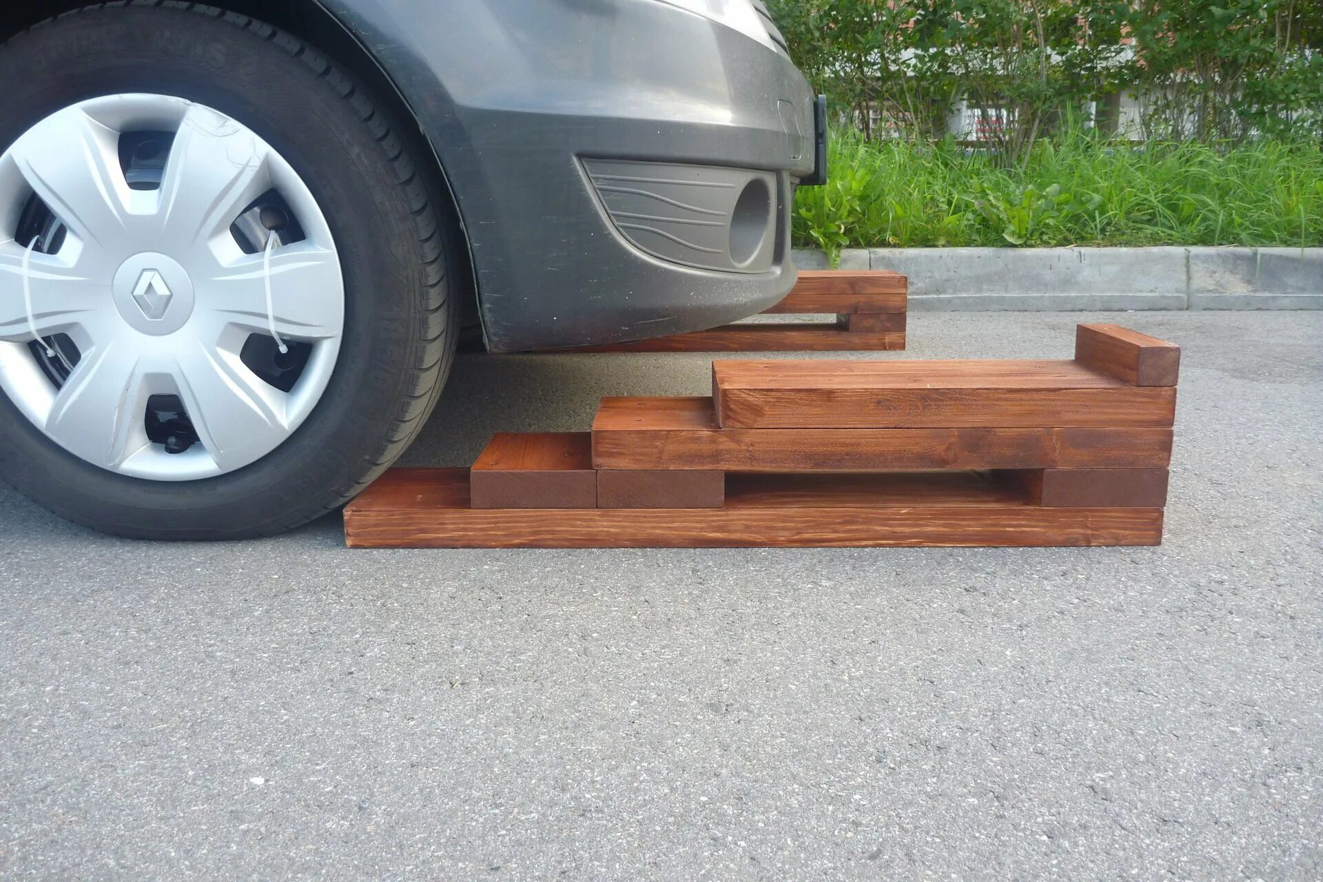 Колеса подставка под машину. Подставки для заезда автомобиля. Auto step подножка. Лампа чтоб лазить под машиной. Резиновая подставка под колеса.