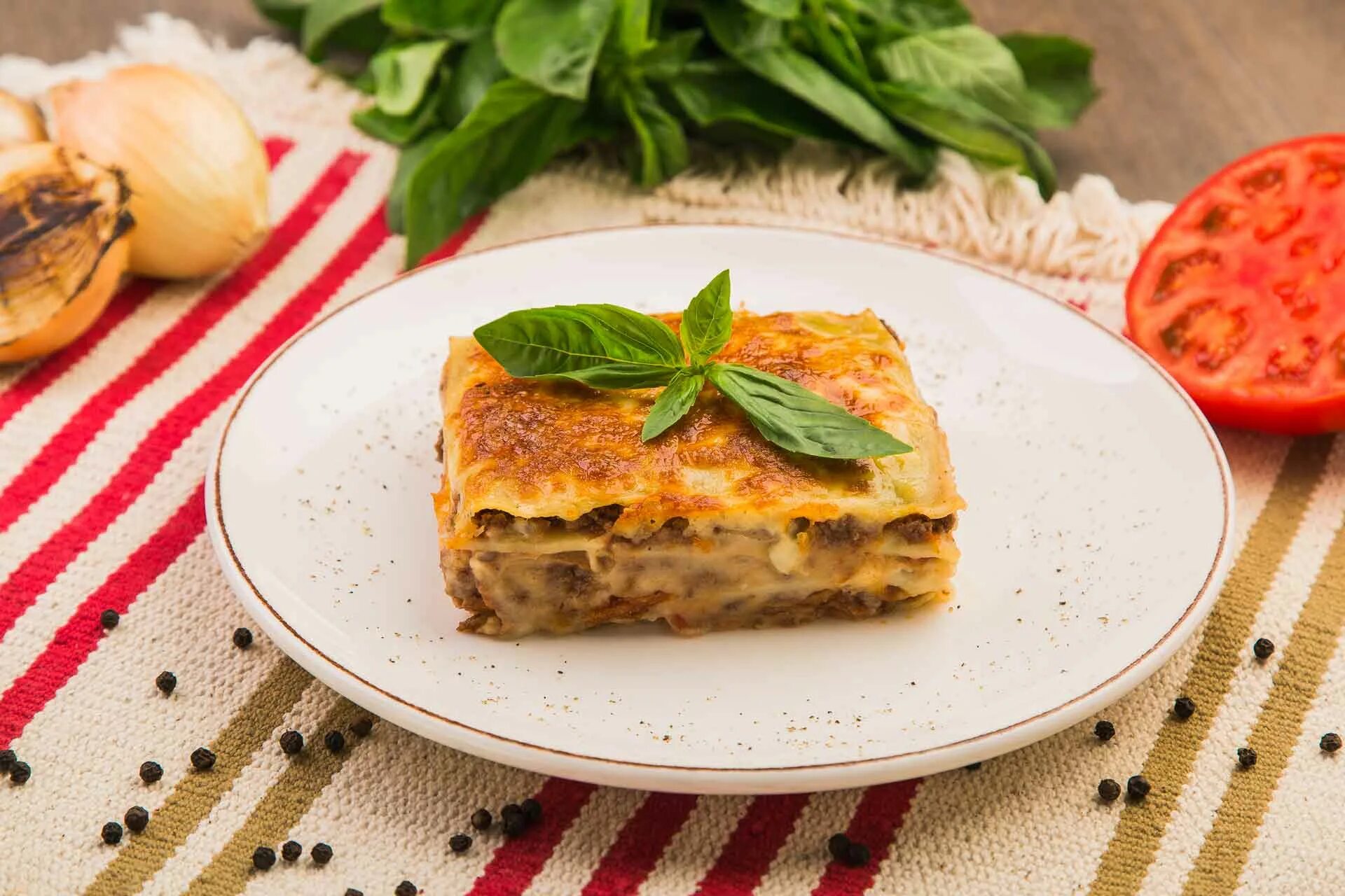 Не пропеклась лазанья. Лазанья со свининой и грибами. Лазанья болоньезе. Лазанья с копченой рыбой. Пирог лазанья.