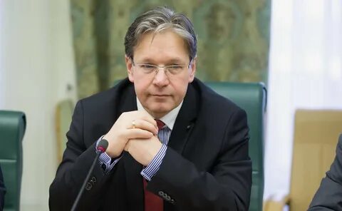 Председателем комитета является