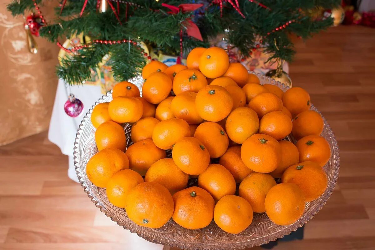 почему мандарины продают только зимой. почему мандарины продают только зимой. мандарины марокко. мандарины на столе. цитрус фрукты африка.